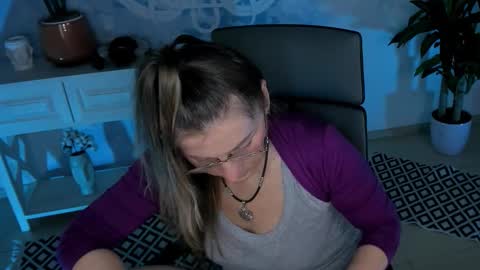 Snapshot of fridatander chatting on November 27, 5:09 am Frida Tander online show from November 27, 5:09 am