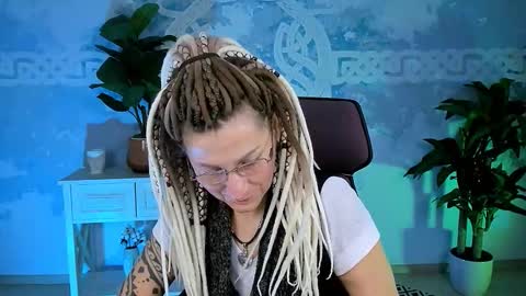 Snapshot of fridatander chatting on December 14, 5:13 am Frida Tander online show from December 14, 5:13 am