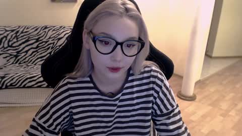 Snapshot of fromsun_forsoul chatting on December 3, 10:28 am Lilith online show from December 3, 10:28 am