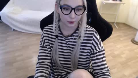 Snapshot of fromsun_forsoul chatting on February 27, 7:12 am Lilith online show from February 27, 7:12 am