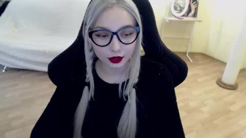 Snapshot of fromsun_forsoul chatting on March 5, 8:32 am Lilith online show from March 5, 8:32 am