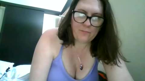 fuzzypeaches87 online show from February 19, 8:16 pm
