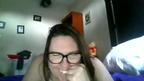 fuzzypeaches87 online show from April 3, 4:16 pm