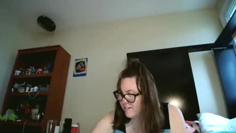 fuzzypeaches87 online show from April 18, 5:06 pm