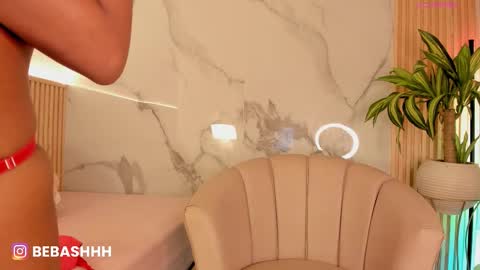   Independent model online show from December 17, 12:33 pm