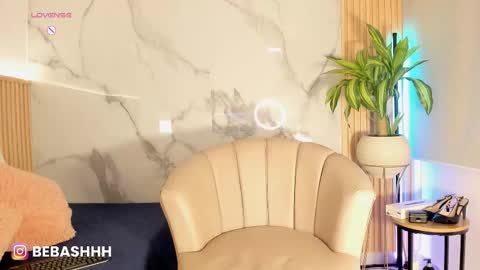   Independent model online show from January 16, 12:42 pm