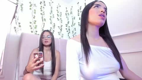 Snapshot of gabrielle_steele chatting on March 3, 3:30 am online show from March 3, 3:30 am