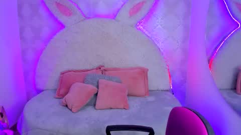 Snapshot of gaby_louse chatting on December 3, 7:34 pm Gaby online show from December 3, 7:34 pm