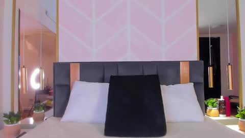 Snapshot of gabypetit chatting on November 10, 8:30 pm Gaby online show from November 10, 8:30 pm