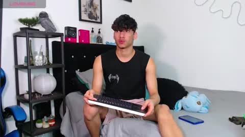 gael_jones online show from October 26, 5:02 am