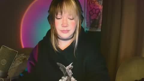 Snapshot of gamergirl01 chatting on December 21, 11:39 am Alex brb in 2 hours online show from December 21, 11:39 am