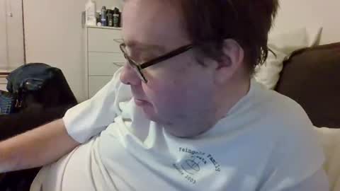 Snapshot of garyg930 chatting on February 10, 1:43 am Gary online show from February 10, 1:43 am