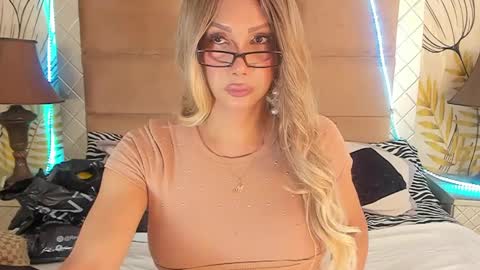 melanny villa online show from December 1, 6:30 pm