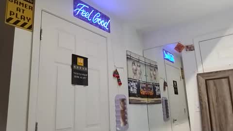 Snapshot of geekedoutlabs chatting on October 10, 8:35 am Zanecubano online show from October 10, 8:35 am