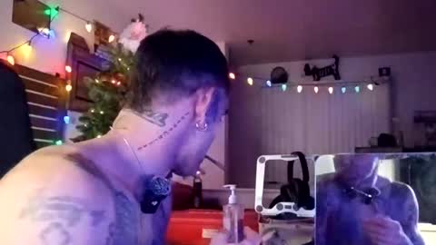 Snapshot of geekedoutlabs chatting on December 15, 1:21 am Zanecubano online show from December 15, 1:21 am