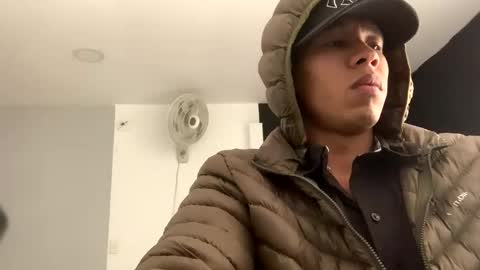 Snapshot of gekyunwasbanned chatting on December 1, 8:47 pm Andrs online show from December 1, 8:47 pm