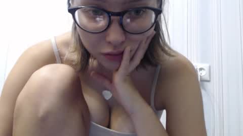 Snapshot of genev__ievee chatting on November 13, 2:16 pm genev__ievee online show from November 13, 2:16 pm