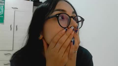 Snapshot of genoveva_18 chatting on December 19, 12:28 am Genoveva online show from December 19, 12:28 am