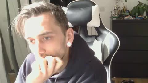 Snapshot of georgek0011 chatting on April 4, 5:10 pm georgek0011 online show from April 4, 5:10 pm