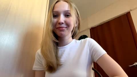 Snapshot of gertrudeuran chatting on June 16, 4:37 am Sophie online show from June 16, 4:37 am
