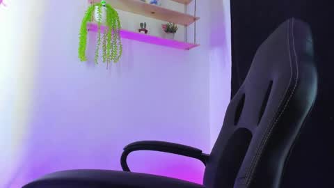 giaaaa   online show from April 5, 1:03 am