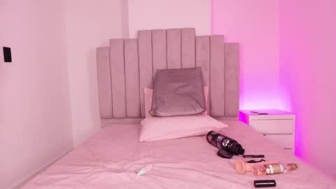 gia_roux_ online show from May 21, 7:21 pm