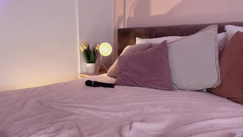 Snapshot of giaa_ross chatting on February 19, 3:16 pm Gia online show from February 19, 3:16 pm