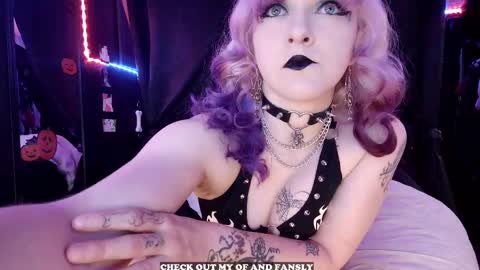 Snapshot of gigglemethis22 chatting on September 22, 5:59 pm Giggles online show from September 22, 5:59 pm