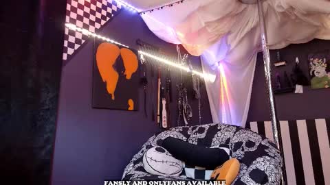 Giggles online show from February 17, 9:21 pm