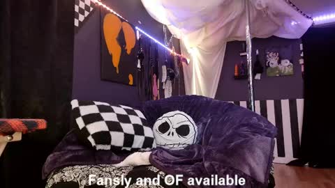 Giggles online show from April 3, 4:05 pm