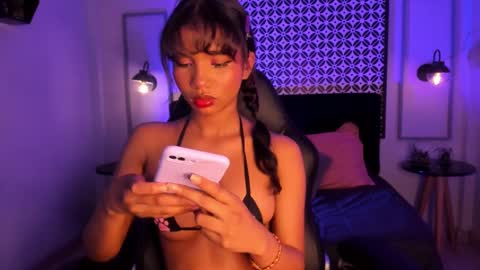 Snapshot of gigi_strawberry chatting on March 11, 4:54 am GIGI online show from March 11, 4:54 am