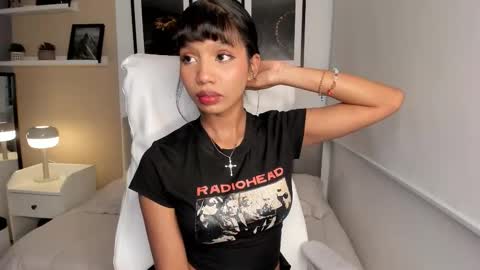 Snapshot of gigi_strawberry chatting on October 16, 4:35 am GIGI online show from October 16, 4:35 am