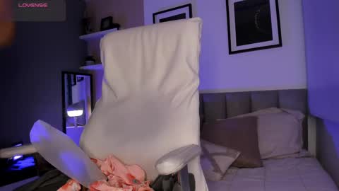 Snapshot of gigi_strawberry chatting on October 18, 4:59 am GIGI online show from October 18, 4:59 am