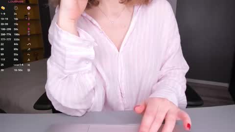 gigihadd online show from February 16, 4:25 pm