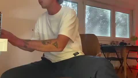 Snapshot of gilbertlachsmann chatting on September 27, 8:19 am Sebastian online show from September 27, 8:19 am