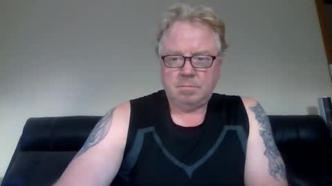 gimmmieoooo online show from April 10, 7:02 am