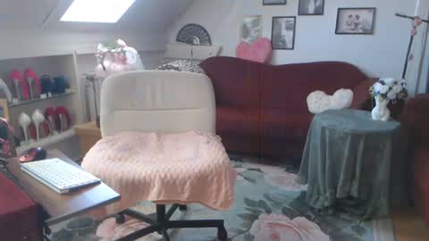 Snapshot of ginablondecam chatting on June 25, 8:30 am Gina online show from June 25, 8:30 am