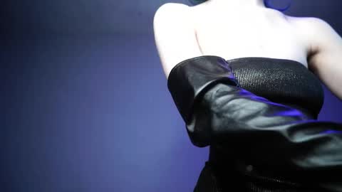        im expecting 350 thumbs up on my altar   online show from April 10, 10:14 pm