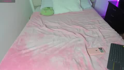 Snapshot of gingersophie_ chatting on December 16, 1:21 am Sophie online show from December 16, 1:21 am