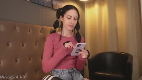 Nikki online show from November 2, 2:30 pm