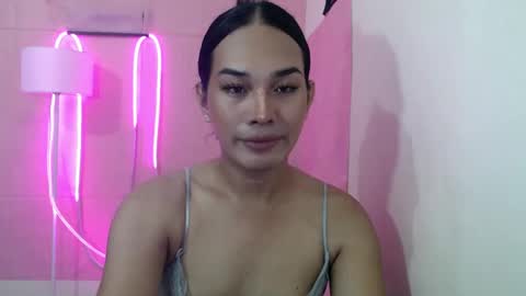 Snapshot of girlthatuneedxxx chatting on January 8, 7:45 am Rhaine online show from January 8, 7:45 am