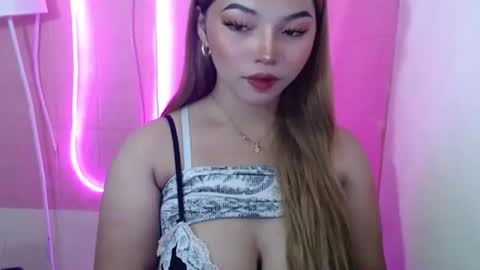 Snapshot of girlthatuneedxxx chatting on March 6, 1:27 am Rhaine online show from March 6, 1:27 am