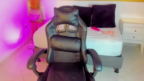 G I S E online show from April 8, 2:22 am