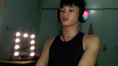 givemethrillx online show from April 10, 7:18 pm