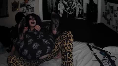 Snapshot of gl00my_gh0ul chatting on December 17, 3:56 am Gloomy online show from December 17, 3:56 am