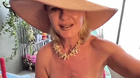 Snapshot of gl1tter_barbie chatting on January 24, 12:52 pm Gl1tter Barbie online show from January 24, 12:52 pm