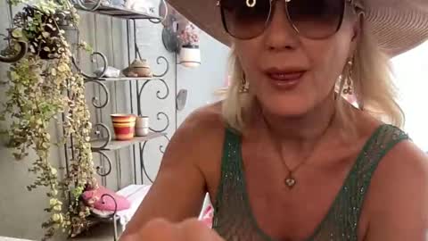 Snapshot of gl1tter_barbie chatting on September 22, 10:50 am Gl1tter Barbie online show from September 22, 10:50 am