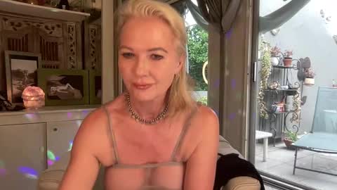 Snapshot of gl1tter_barbie chatting on November 16, 7:36 am Gl1tter Barbie online show from November 16, 7:36 am