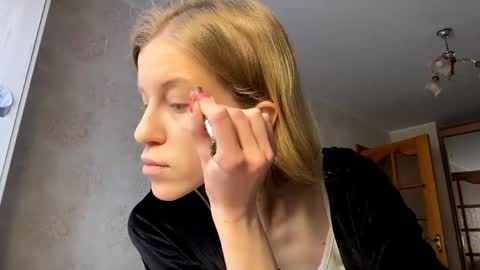 gladyswigg online show from April 15, 9:05 am