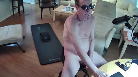 Snapshot of glennbootycam chatting on December 6, 8:18 pm glennbitch online show from December 6, 8:18 pm